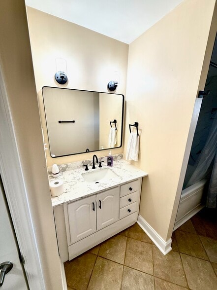 Main Bathroom - 256 S Dillwyn Rd