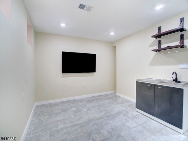 Building Photo - 16 Eagles St