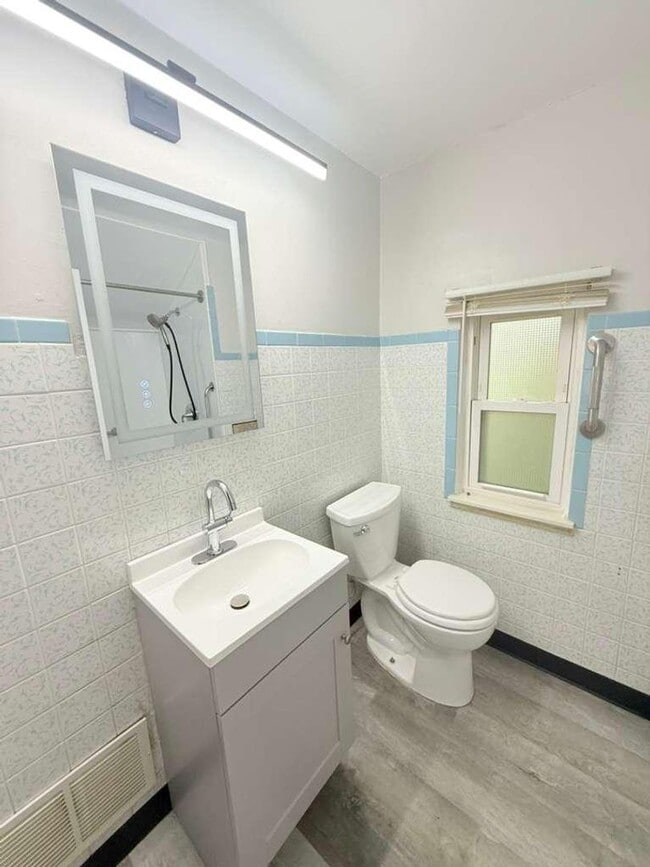 Building Photo - Beautifully remodeled 2-bedroom, 1 1/2-bat...