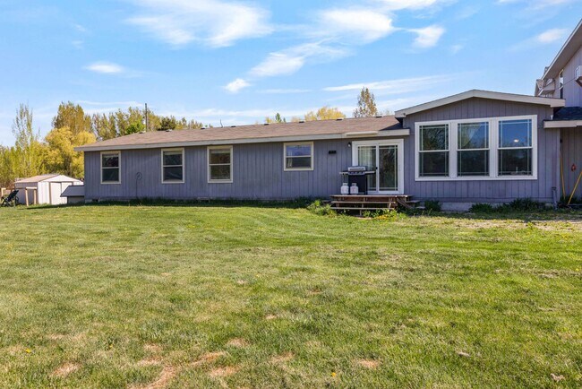 Building Photo - Short term leases available: 3 bed 2 bath ...