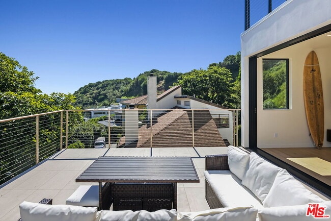 Building Photo - 3843 Rambla Pacifico St