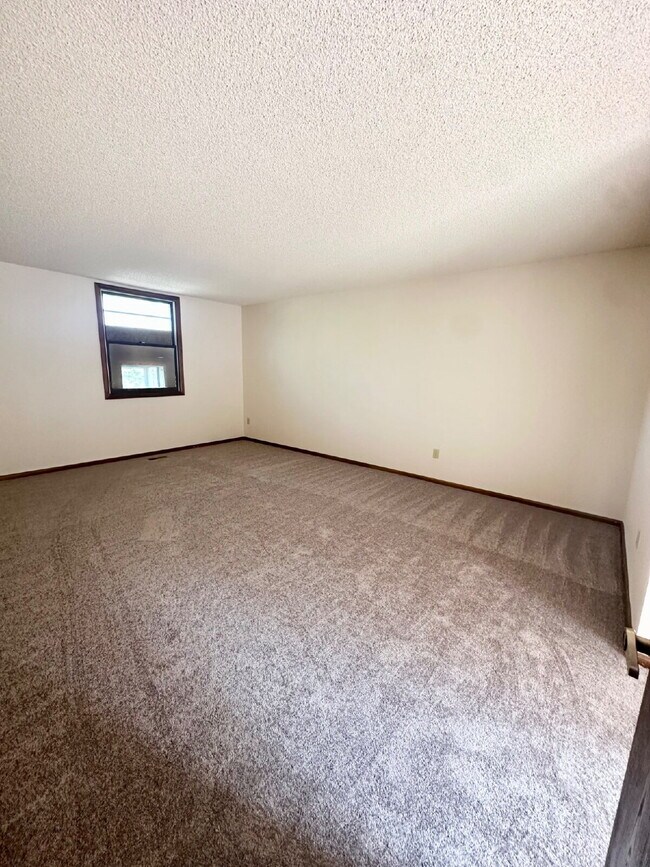Building Photo - "Spacious 4-Bedroom Retreat with 2.5 Baths...