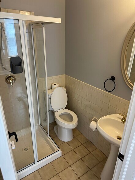 1st floor bath - 4020 Elsmere Ave