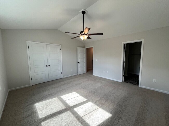 Building Photo - Discover this modern townhouse in Winnabow, NC,