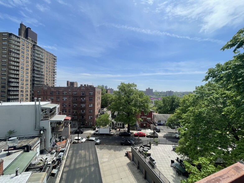 Building Photo - 434 W 238th St