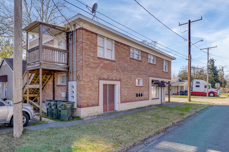 Building Photo - 701 Pine St