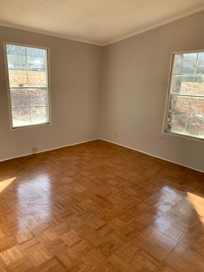 Building Photo - 3 Bedroom 2 Bath Home