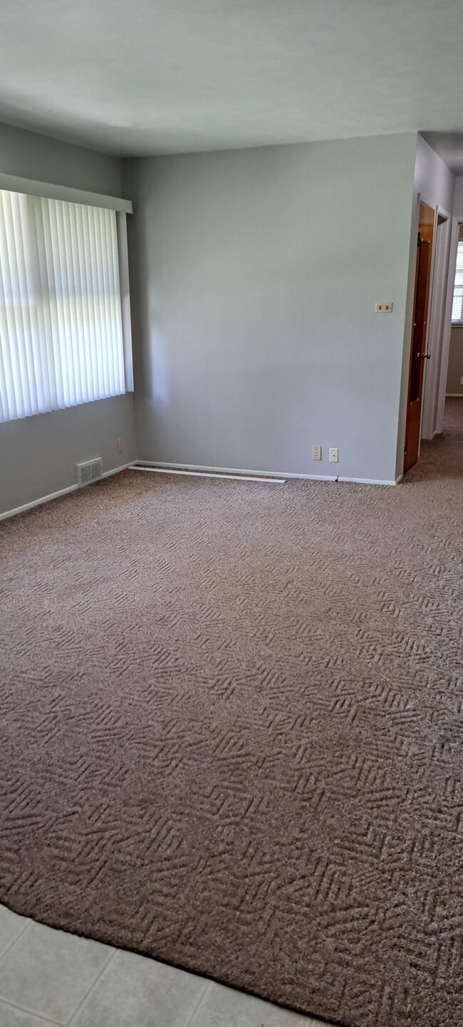 Building Photo - 1214 S Saxby Ave