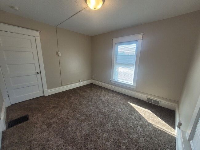 Building Photo - 6 Bedroom Home with large yard, washer/dry...