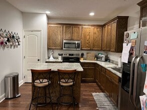 Building Photo - Updated Duplex in Auburn!