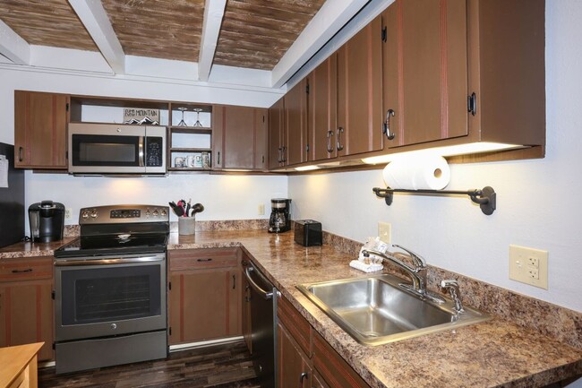 Building Photo - 2 bed, 1 bath available for 1-year in Silverthorne!