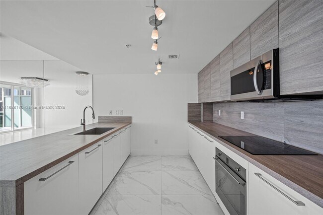 Building Photo - 400 Sunny Isles Blvd