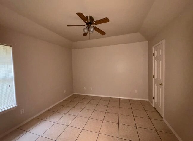 Building Photo - 121 Ramon Cardenas Dr