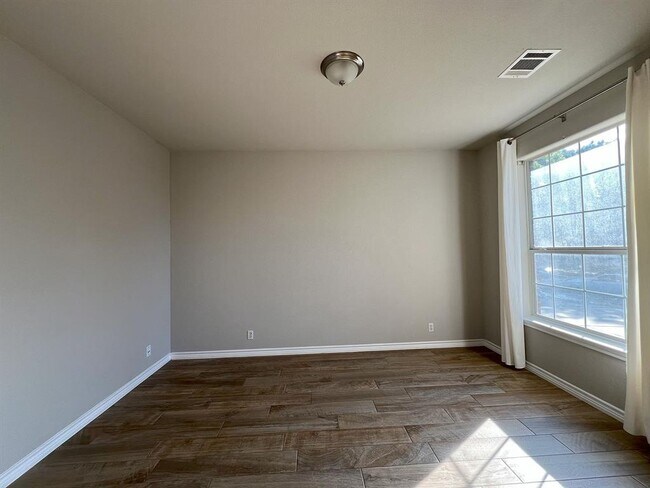 Building Photo - 1112 Vanderbilt Cir