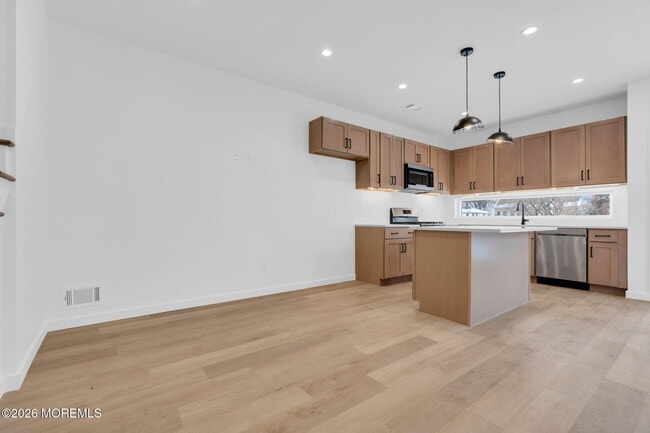 Building Photo - 211 Dewitt Ave