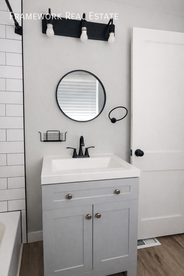 Building Photo - 1468 Ivanhoe St