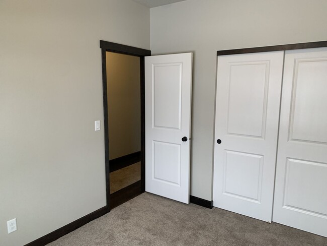 Building Photo - Newer Post Falls Home!!