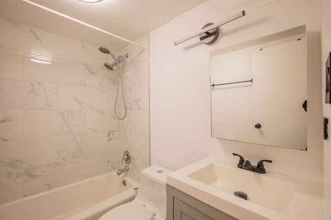 Building Photo - Beautiful 2 BR/1 BA Condo in Dupont Circle!