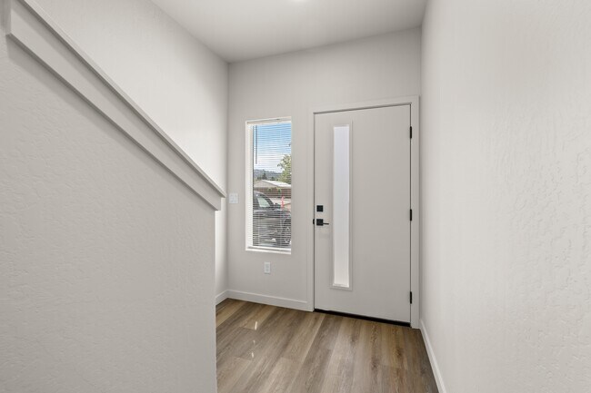 Building Photo - 2028 Sunset Dr