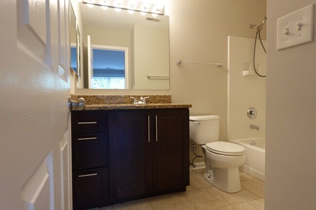 Building Photo - 1136 N Claremont Dr