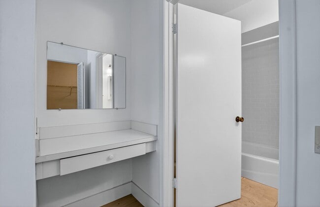 Building Photo - 708 Lago Rd