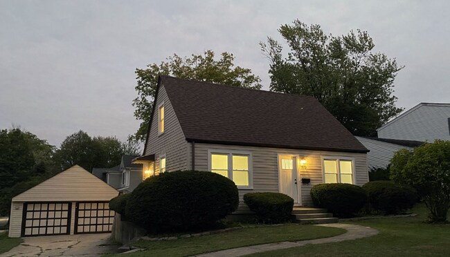 Building Photo - 805 S Norbury Ave