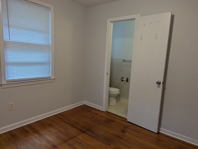 Bedroom view leading into an en-suite/adjoining bathroom. - 1527 Brookbank Ave