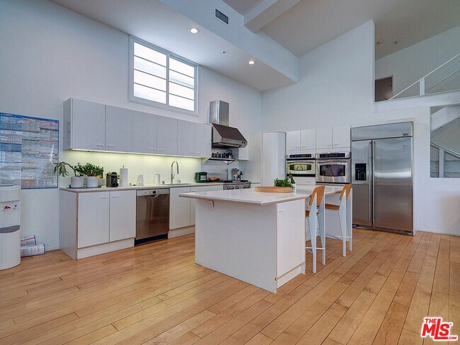 Building Photo - 2100 Abbot Kinney Blvd