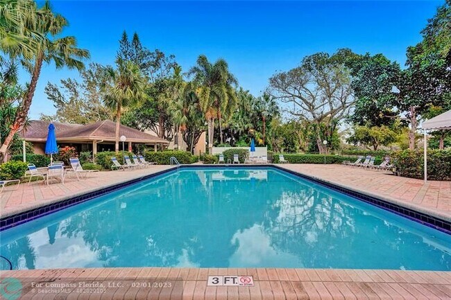 Building Photo - 3051 S Palm Aire Dr