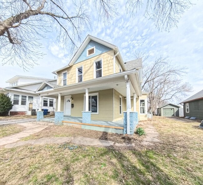 Building Photo - Spacious 5 bedroom 2 Bath Home