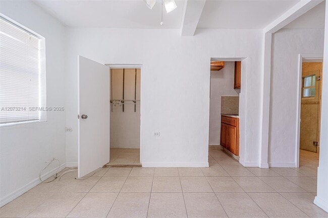 Building Photo - 528 SW 21st Ave