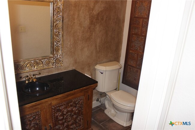 Building Photo - 6001 Country Club Dr