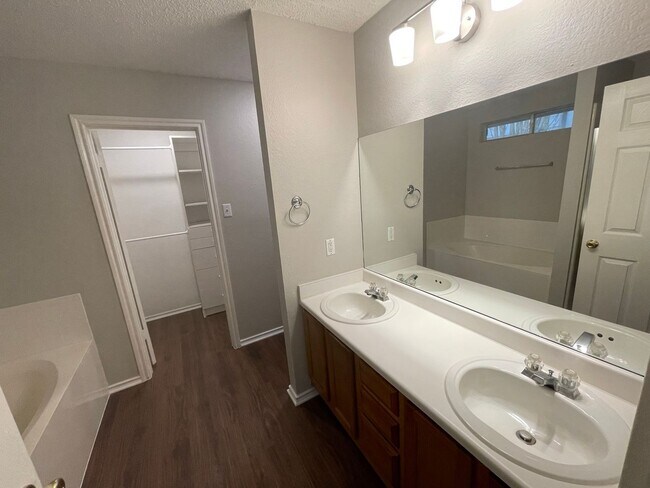 Building Photo - 3625 Cheyenne St