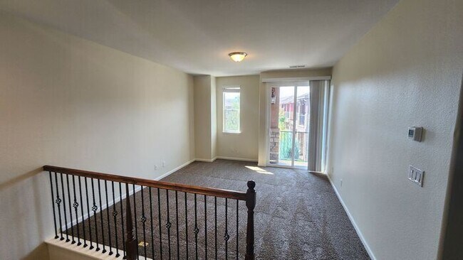 Building Photo - Town-home in Alamo Square!