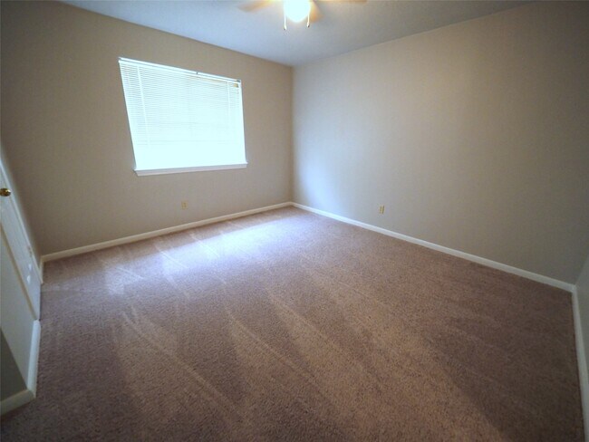 Building Photo - 15122 Greenleaf Ln