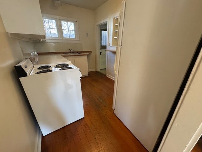 Building Photo - West Side Location