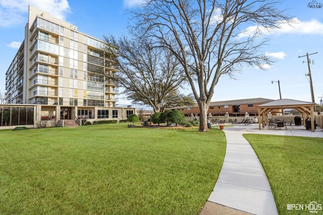 Building Photo - 2100 Santa Fe St