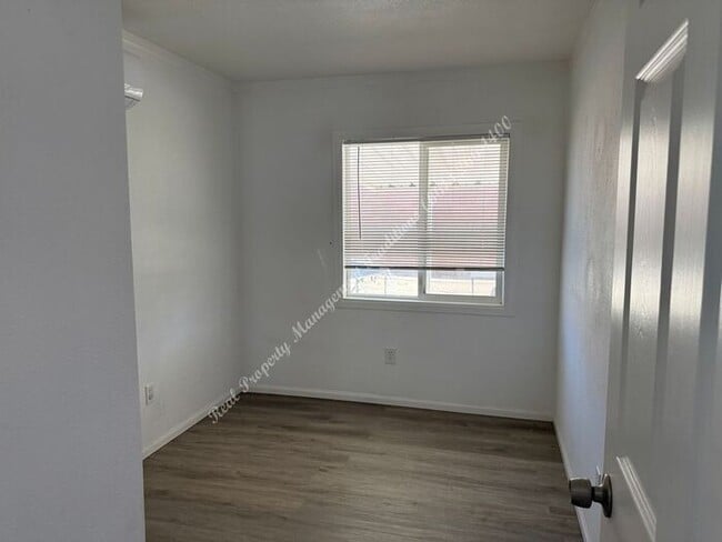 Building Photo - *** Please call us @ 661-266-1400 for info...