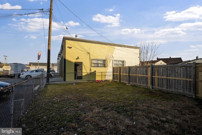 Building Photo - 555 S Marlyn Ave