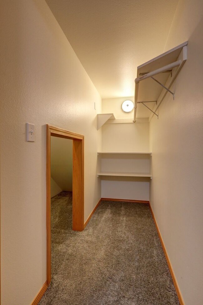 Building Photo - Lake Tapps Shared Home | Private 1 Bed, 1 Bath Unit Available