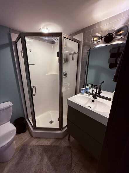 Building Photo - 140 W 1st St