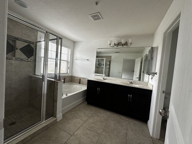 Master bathroom - 10814 Sunset Ridge Ln