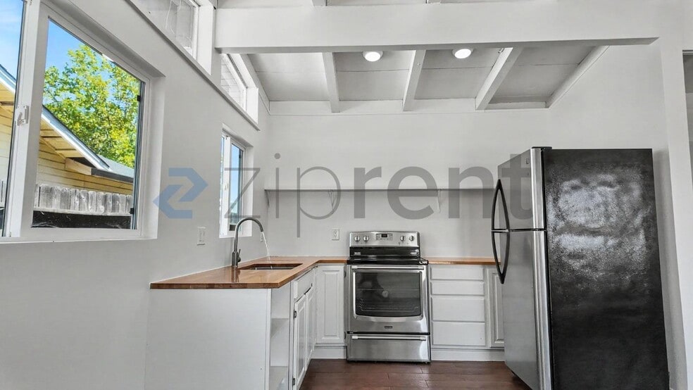 Building Photo - Unit