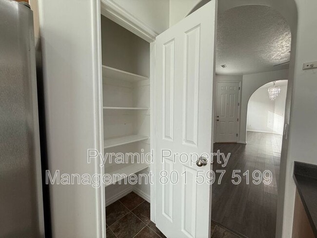 Building Photo - 732 Skipton Dr W