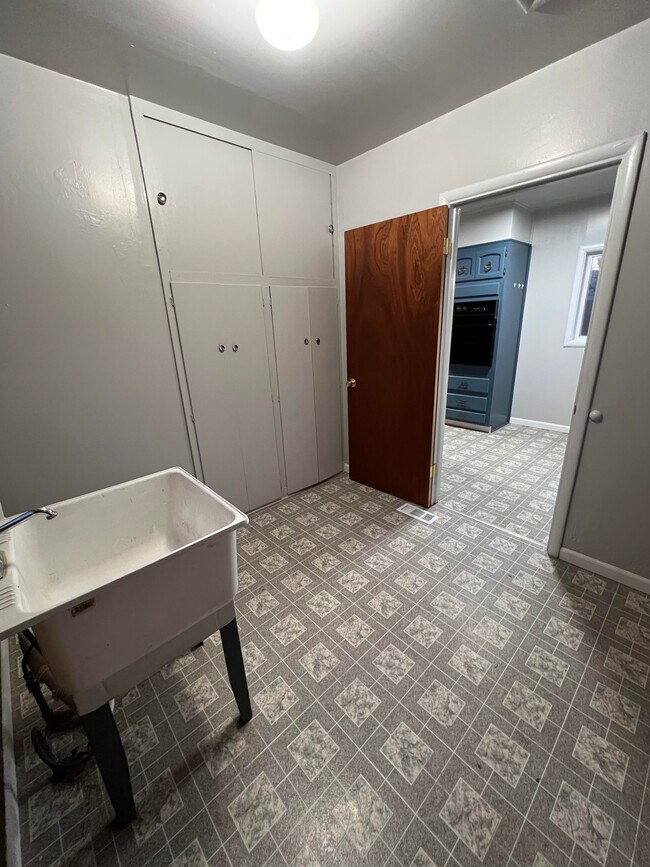 Building Photo - 300 E Lake St