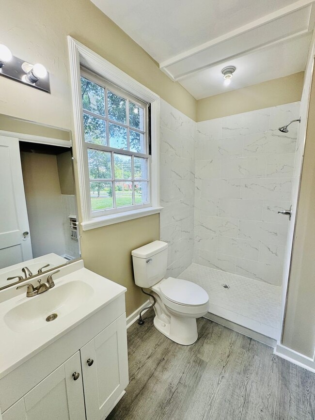Building Photo - Charming 5-Bedroom Home with In-Law Suite ...