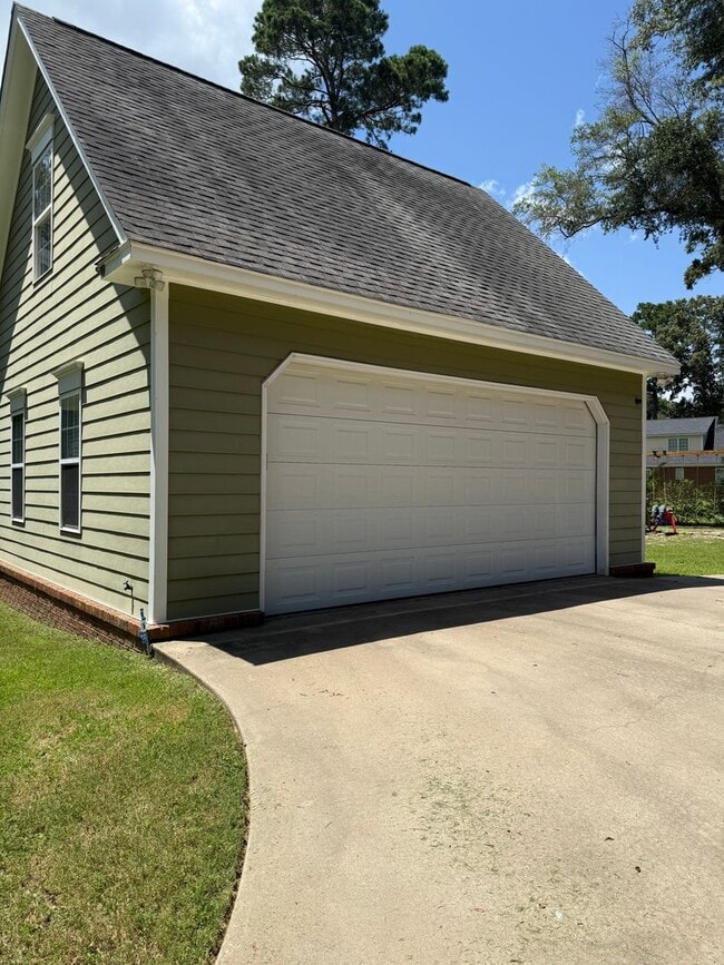 Building Photo - 209 Pineridge Dr