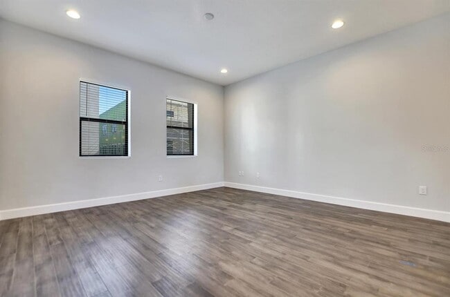 Building Photo - 401 N Oregon Ave