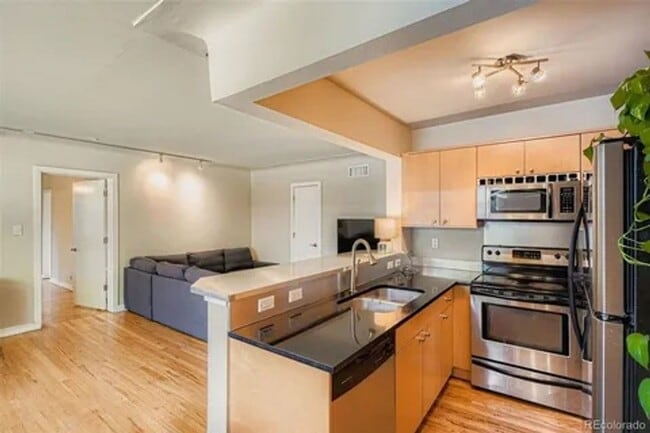 Building Photo - 636 N Washington St