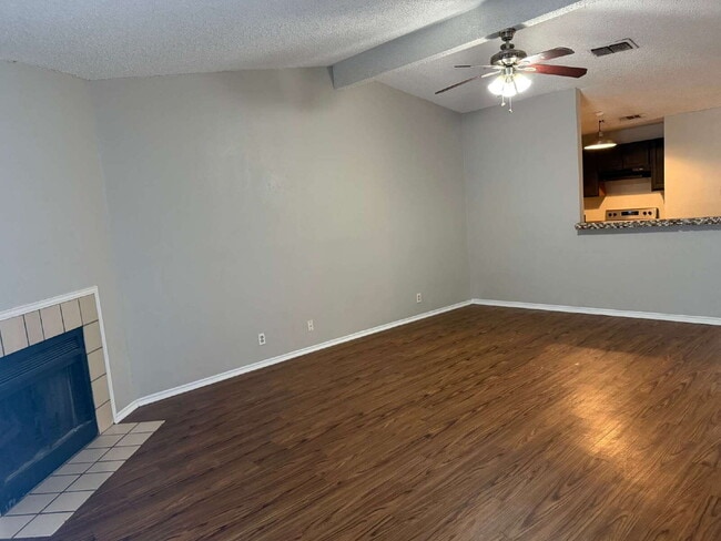 Building Photo - Two Bedroom/Two Bathroom Duplex Between Ki...